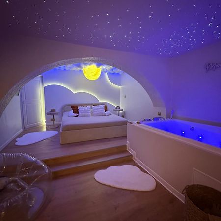 Moon Room, Nuit Insolite - Ollioules Toulon Var Bagian luar foto