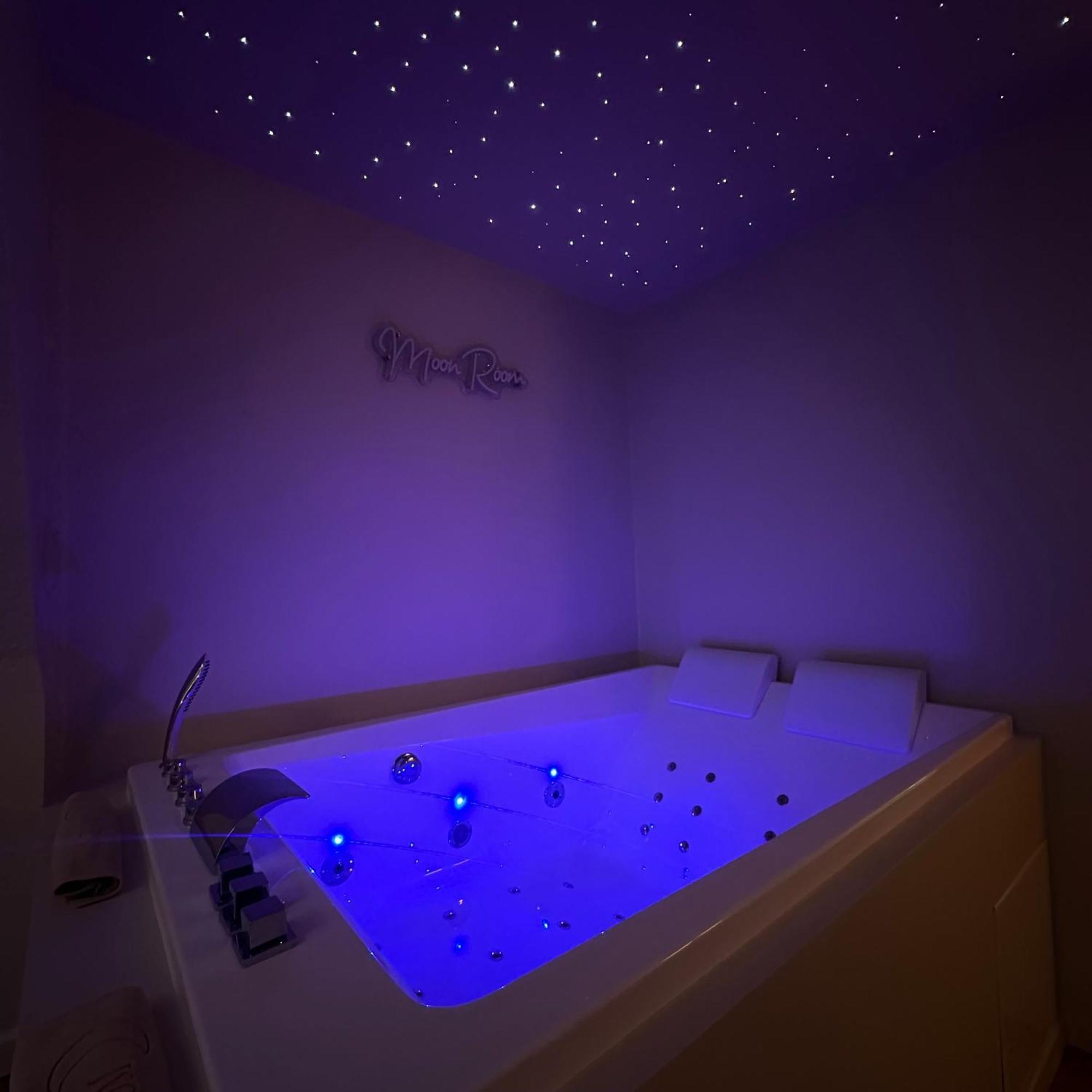 Moon Room, Nuit Insolite - Ollioules Toulon Var Bagian luar foto
