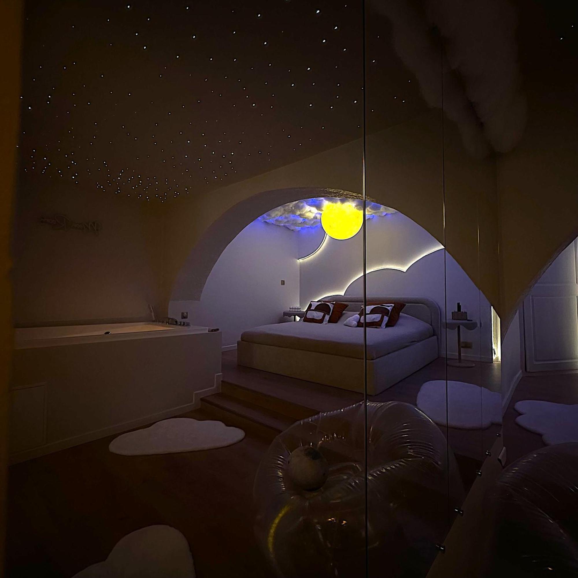 Moon Room, Nuit Insolite - Ollioules Toulon Var Bagian luar foto