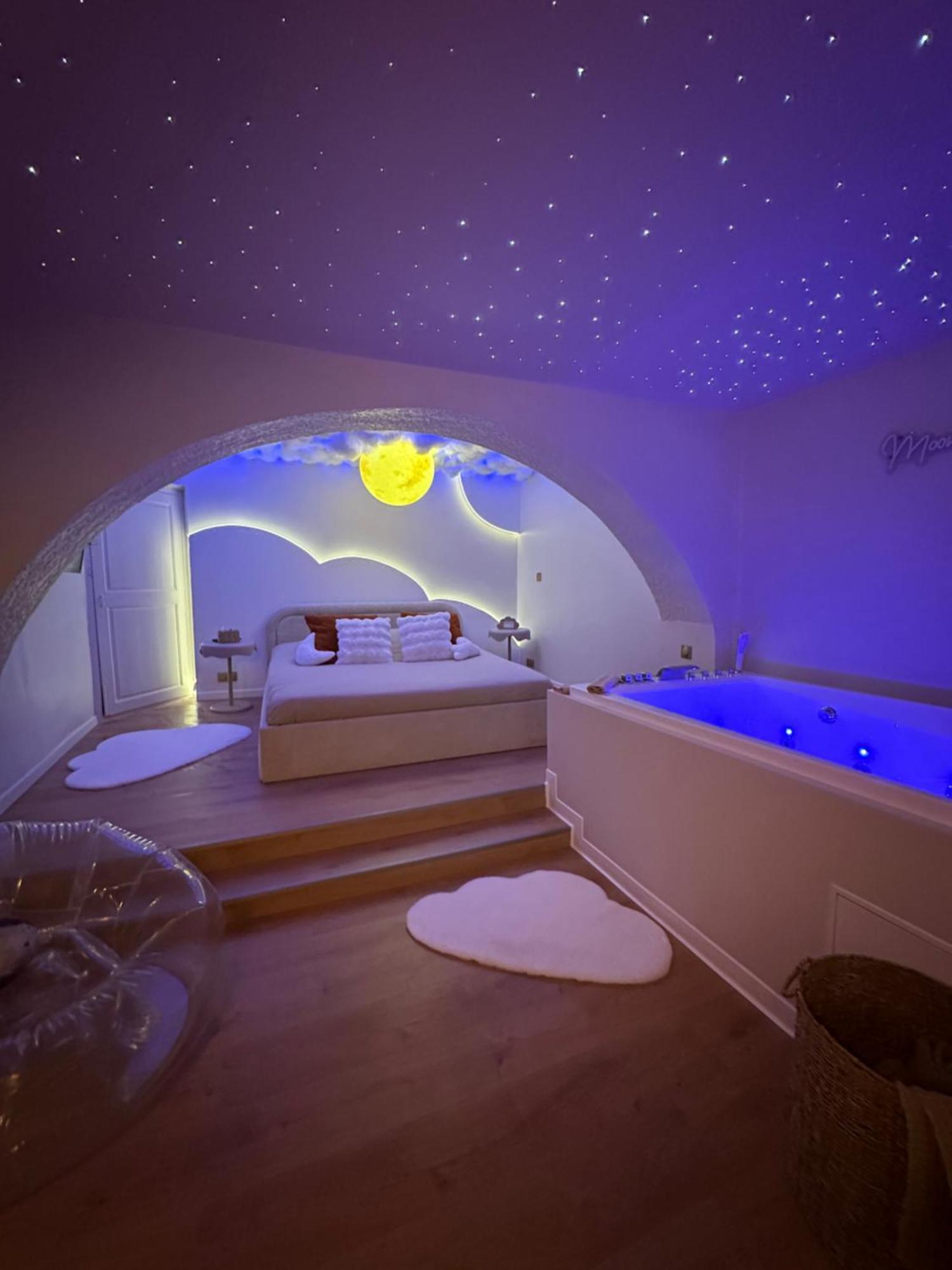 Moon Room, Nuit Insolite - Ollioules Toulon Var Bagian luar foto