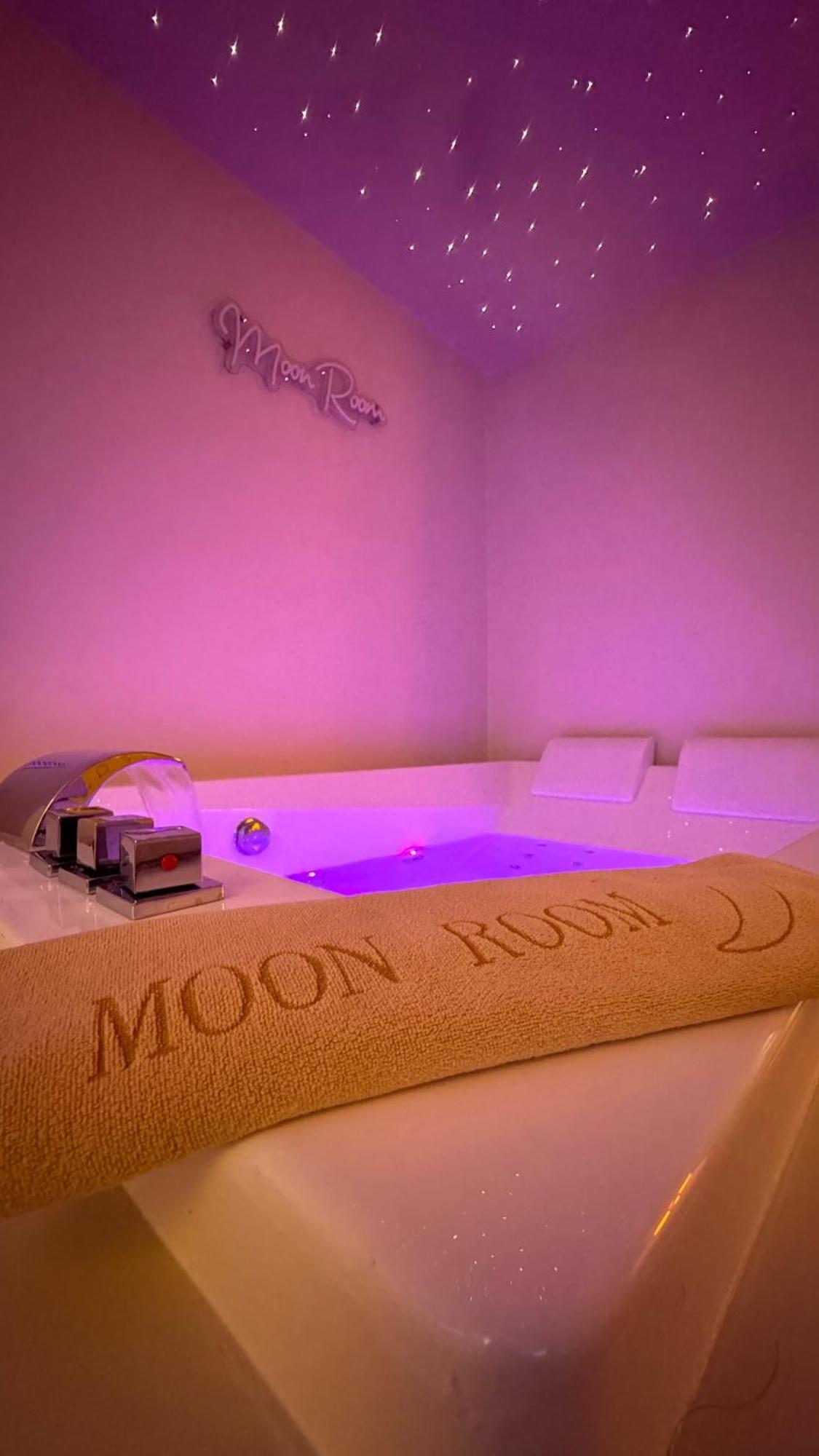 Moon Room, Nuit Insolite - Ollioules Toulon Var Bagian luar foto